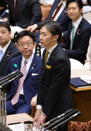 参院予算委員会で質問に立つ自民党の宮本周司氏=21日午前、国会内