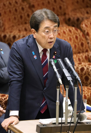 参院予算委員会で答弁する赤沢亮正経済再生担当相=21日午前、国会内