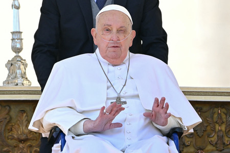 6日、バチカン市のサンピエトロ広場で行われたミサに参加したフランシスコ・ローマ教皇(AFP時事)