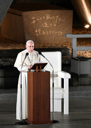 広島平和記念公園で、核兵器廃絶を訴えるフランシスコ・ローマ教皇=2019年11月、広島市中区