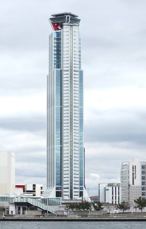 大阪府咲洲(さきしま)庁舎=大阪市住之江区(2024年2月撮影)