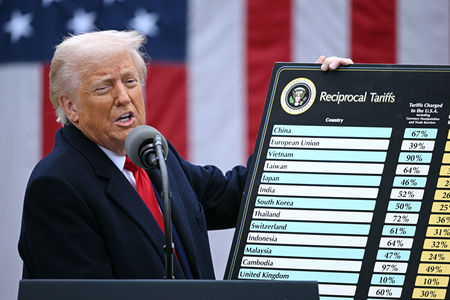 パネルを掲げ、相互関税について発表するトランプ米大統領=2日、ワシントン(AFP時事)