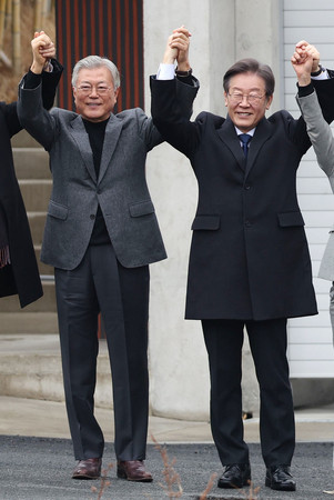 韓国元大統領の文在寅氏(左)と革新系最大野党「共に民主党」前代表の李在明氏=2024年2月、南東部・梁山市(EPA時事)