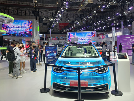 中国動画配信サービス大手「ビリビリ」の展示場。動画配信者らがデザインした車を持ち込んだという＝２４日、中国・上海
