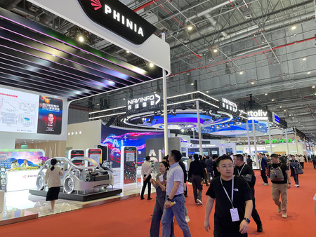 上海モーターショーに出展した自動車部品企業のブース＝２４日、中国・上海