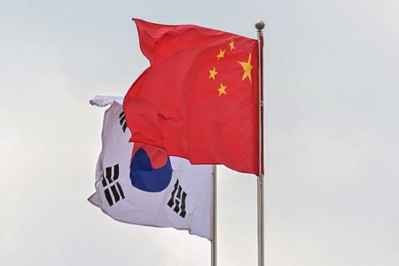 中国と韓国の国旗(AFP時事)