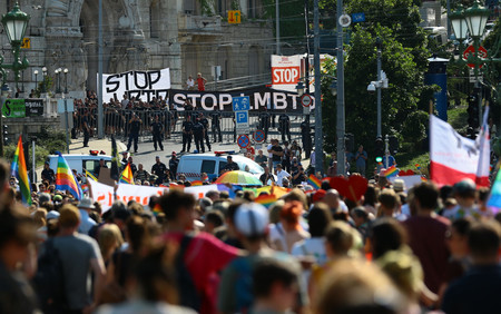 ＬＧＢＴなど性的少数者の権利擁護を訴えるパレード（手前）と、パレードに反対するデモ隊＝２０２１年７月、ブダペスト（ＡＦＰ時事）