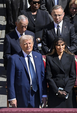 ２６日、バチカン市でフランシスコ・ローマ教皇の葬儀に参列したトランプ米大統領（前列左）とメラニア夫人（同右）（ＥＰＡ時事）