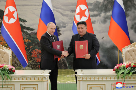 ロシアのプーチン大統領(左)と北朝鮮の金正恩朝鮮労働党総書記=2024年6月、平壌(朝鮮中央通信配信)(AFP時事)