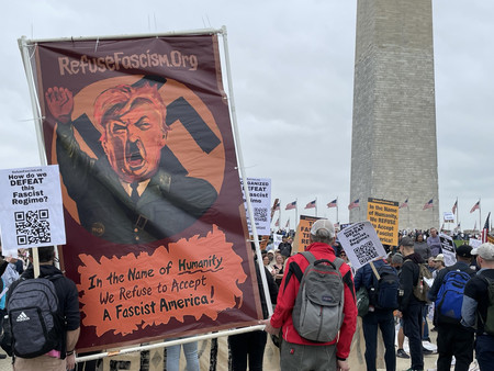 トランプ米大統領の「独裁」に抗議する大規模デモ=5日、ワシントン