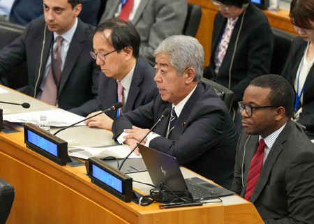 28日、米ニューヨークで開かれた核拡散防止条約(NPT)再検討会議の第3回準備委員会で演説する岩屋毅外相(右から2人目)(外務省提供)