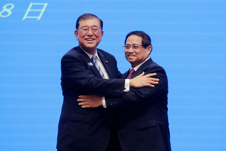 28日、ハノイで石破茂首相(左)と記者発表に臨むベトナムのファム・ミン・チン首相(EPA時事)