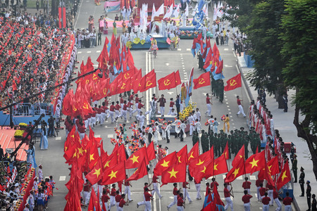 30日、ホーチミンで行われたベトナム戦争終結50年の祝賀パレード(AFP時事)