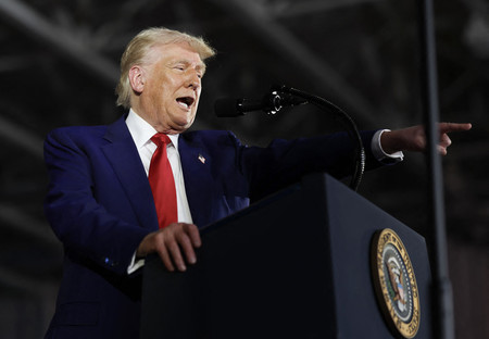 演説するトランプ米大統領=29日、米ミシガン州(AFP時事)