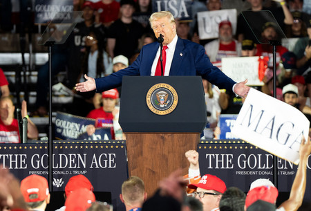 29日、米中西部ミシガン州ウォーレンで演説するトランプ大統領(EPA時事)