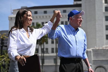 オカシオコルテス米下院議員(左)とサンダース上院議員=12日、西部ロサンゼルス(AFP時事)