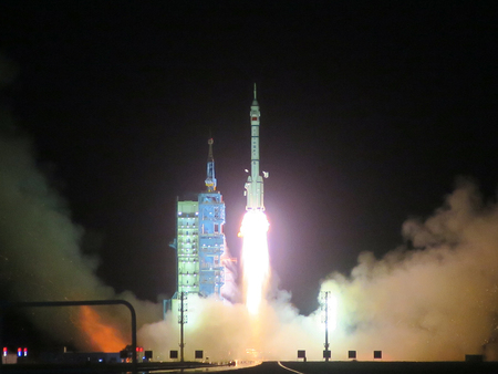 中国独自の宇宙ステーションに向かう有人宇宙船「神舟19号」を載せたロケット=2024年10月、中国甘粛省酒泉市近郊の酒泉衛星発射センター