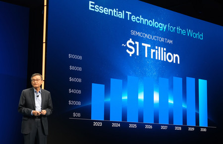 米インテルが開いた半導体の受託生産事業に関するイベントで講演するタン最高経営責任者(CEO)=29日、米カリフォルニア州サンノゼ