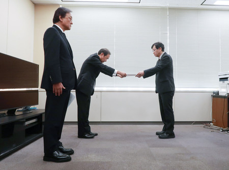 再発防止策に関する報告書を提出するフジテレビの清水賢治社長(左から2人目)ら=30日午後、東京都千代田区