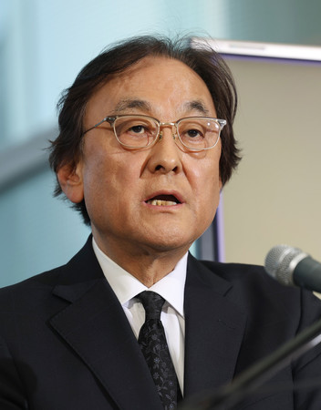 性暴力問題の再発防止策を総務省に提出後、取材に応じたフジ・メディア・ホールディングス(HD)の金光修社長=30日午後、東京都港区の同社本社