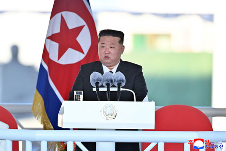 北朝鮮の金正恩朝鮮労働党総書記=25日、西部・南浦市(朝鮮中央通信配信)(AFP時事)
