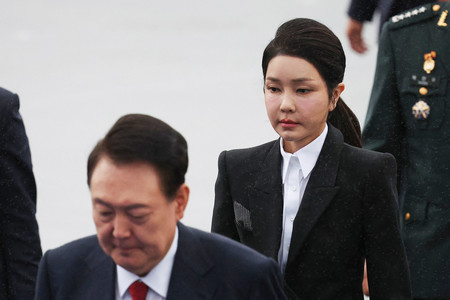 韓国の尹錫悦前大統領夫人の金建希氏(奥)=2024年10月、京畿道城南市(AFP時事)