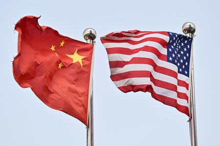 中国(左)と米国の国旗(AFP時事)