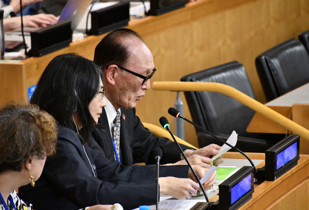 核拡散防止条約（ＮＰＴ）再検討会議の準備委員会で演説する日本原水爆被害者団体協議会の金本弘代表理事＝４月３０日、ニューヨーク