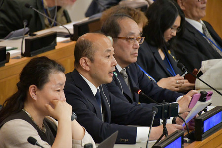 核拡散防止条約再検討会議の準備委員会で演説する長崎市の鈴木史朗市長（左から２人目）＝４月３０日、ニューヨーク