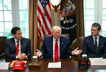 4月30日、ホワイトハウスで閣議に出席するトランプ米大統領(中央)(AFP時事)