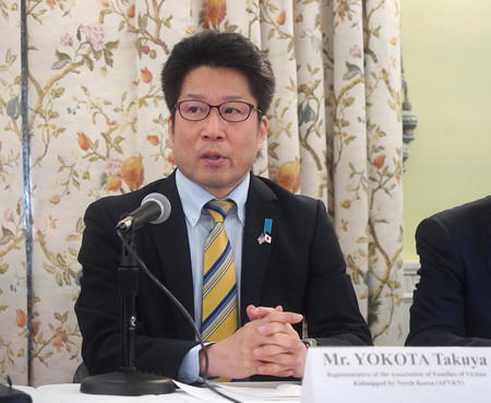 記者会見する北朝鮮による拉致被害者家族連絡会(家族会)代表で、拉致被害者横田めぐみさんの弟の拓也さん=4月30日、ワシントン