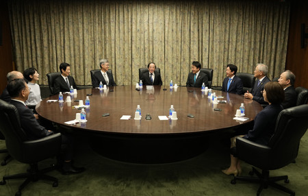 金融政策決定会合に臨む日銀の植田和男総裁（中央）ら＝１日午前、日銀本店（代表撮影）