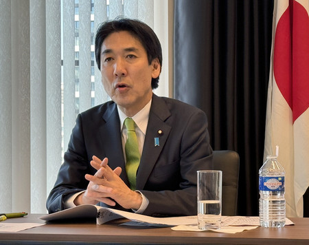 欧州連合(EU)との連携強化について記者会見で説明する城内実経済安全保障担当相=4月30日、ブリュッセル