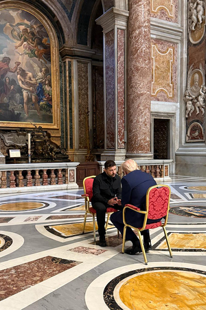 フランシスコ・ローマ教皇の葬儀に合わせて会談するトランプ米大統領(右)とウクライナのゼレンスキー大統領=4月26日、バチカン市(ウクライナ大統領府提供・AFP時事)