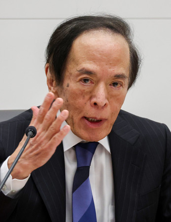金融政策決定会合後に記者会見する日銀の植田和男総裁=1日午後、日銀本店