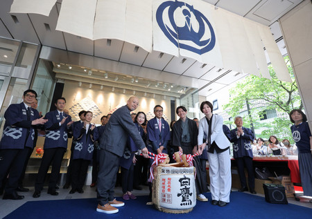 松屋銀座の開店１００周年を祝い、鏡開きをする松屋の古屋毅彦社長（中央）ら＝１日午前、東京都中央区