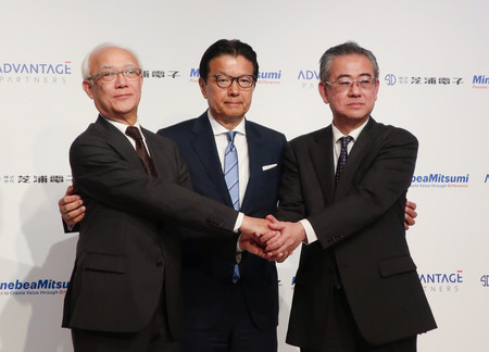 記者会見後、撮影に応じるミネベアミツミの貝沼由久会長最高経営責任者（ＣＥＯ）（中央）ら＝１日午後、東京都千代田区