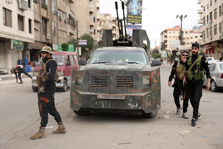 シリアの首都ダマスカス近郊の検問所で、警戒に当たる治安部隊=1日(AFP時事)