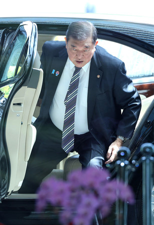 首相官邸に入る石破茂首相=1日、東京・永田町