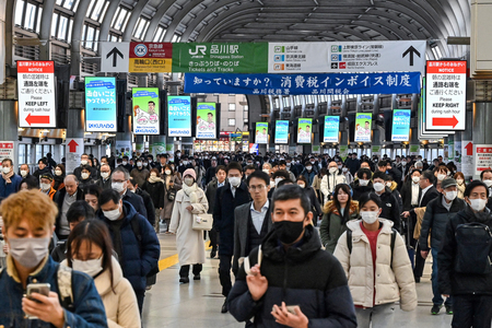 東京・品川駅の通路を通り過ぎる通勤客ら(資料・AFP時事)