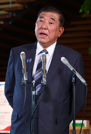 米関税措置を巡る日米交渉について記者団の質問に答える石破茂首相=2日午前、首相官邸