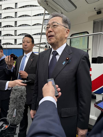 記者団の取材に応じる公明党の斉藤鉄夫代表=2日午前、東京都豊島区