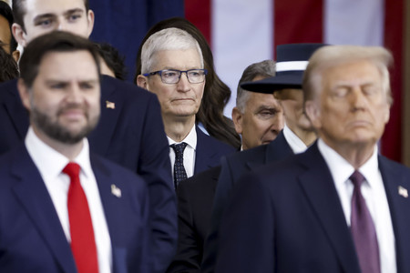 トランプ米大統領(手前右)の就任式に参加したアップルのクック最高経営責任者(CEO、中央)=1月20日、ワシントン(EPA時事)