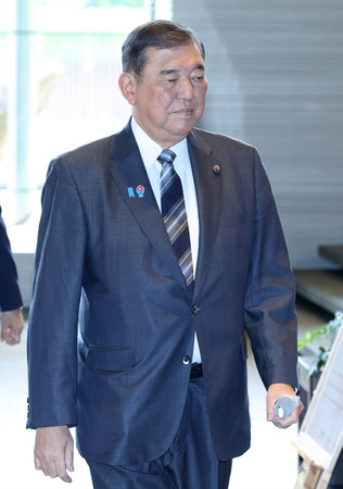 首相官邸に入る石破茂首相=2日、東京・永田町