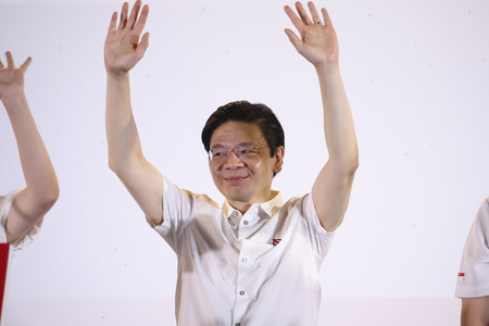4日、シンガポールで支持者に手を振るローレンス・ウォン首相(EPA時事)