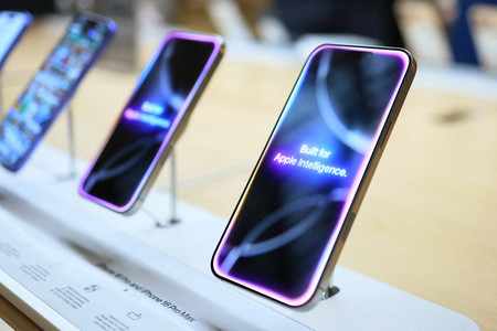 店頭に並ぶiPhone=4月4日、米ニューヨーク(AFP時事)