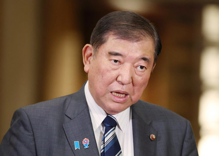 日米関税交渉について、記者団の取材に応じる石破茂首相=3日午後、首相公邸