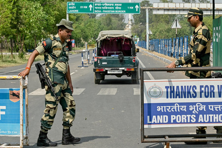 3日、インド北部アムリツァルから約35キロ離れたパキスタンとの国境検問所の警戒に当たるインドの警備隊員(AFP時事)