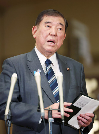 日米関税交渉について、記者団の取材に応じる石破茂首相=3日、首相公邸