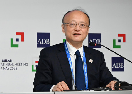 アジア開発銀行(ADB)の年次総会開催に当たり、記者会見する神田真人ADB総裁=4日、イタリア・ミラノ